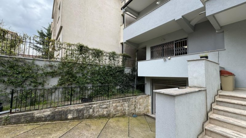 Tirane, jepet me qera Vile 3+1+Ballkon Kati 0, 500 m² 2.600 € (Selite)