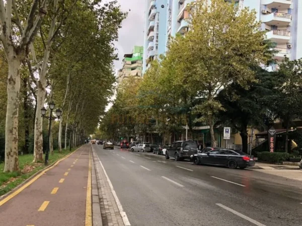 Tirane, shitet apartament 3+1+Ballkon Kati 10, 143 m² 329.000 € (bulevardi bajram curri)