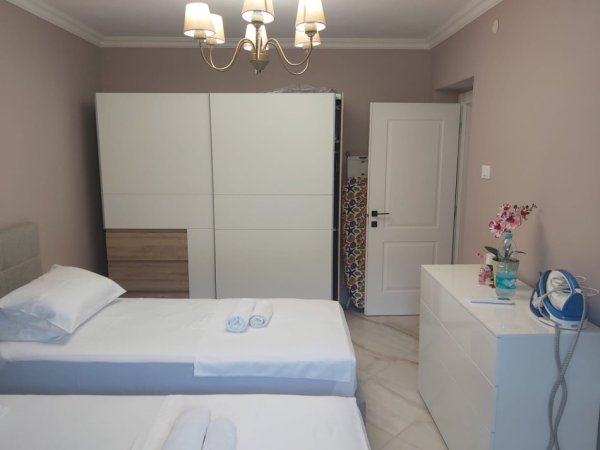 Tirane, jepet me qera apartament 1+1+Ballkon Kati 1, 65 m² 610 € (Rruga Drago Siliqi)