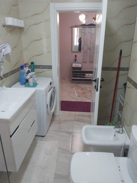 Tirane, jepet me qera apartament 1+1+Ballkon Kati 1, 65 m² 610 € (Rruga Drago Siliqi)