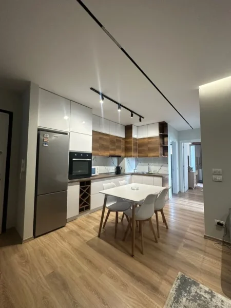 Tirane, jepet me qera apartament 2+1 Kati 7, 90 m² 600 € (astir)