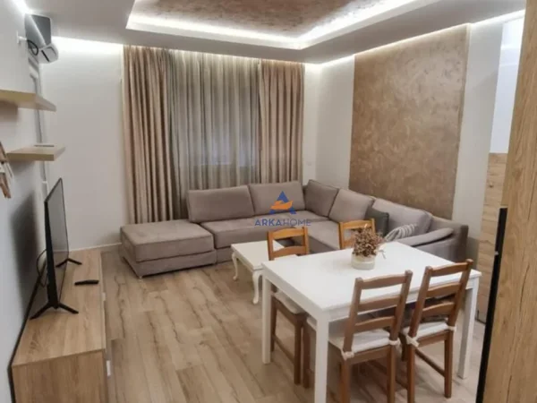 Tirane, jepet me qera apartament 1+1+Ballkon Kati 4, 70 m² 550 € (NDODHET PRANE KOMPLEKSIT VIND,ALI DEMI)