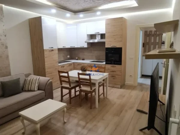 Tirane, jepet me qera apartament 1+1+Ballkon Kati 4, 70 m² 550 € (NDODHET PRANE KOMPLEKSIT VIND,ALI DEMI)