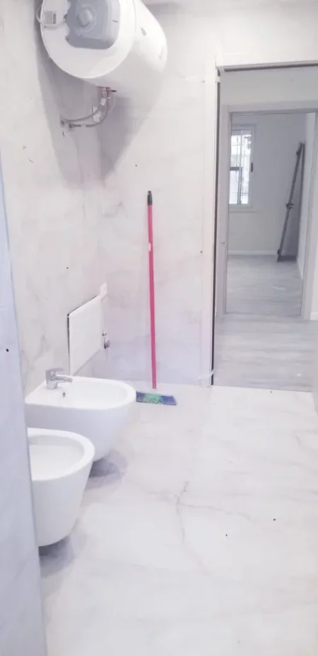 Tirane, jepet me qera ambjent biznesi Kati 0, 80 m² 1.500 € (Blloku)