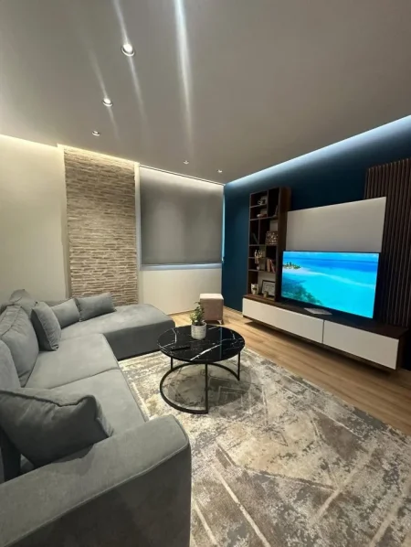 Tirane, jepet me qera apartament 1+1 Kati 7, 110 m² 600 € (Teodor keko)