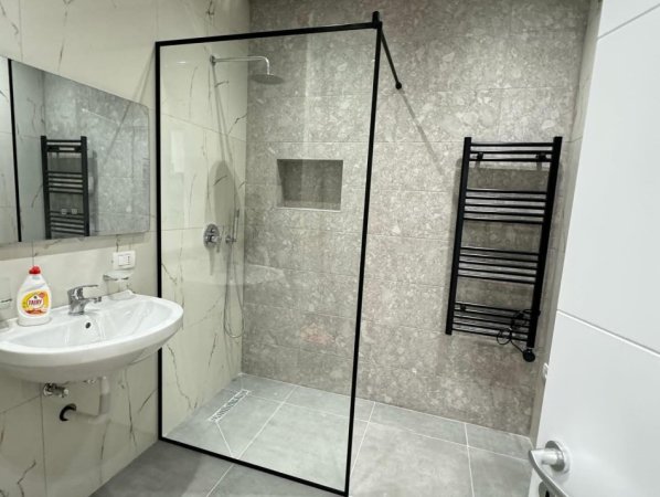 Tirane, jepet me qera apartament 2+1+Ballkon Kati 2, 120 m² 750 € (Simon gjoni)