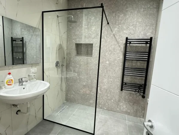 Tirane, jepet me qera apartament 2+1+Ballkon Kati 2, 120 m² 750 € (Simon gjoni)