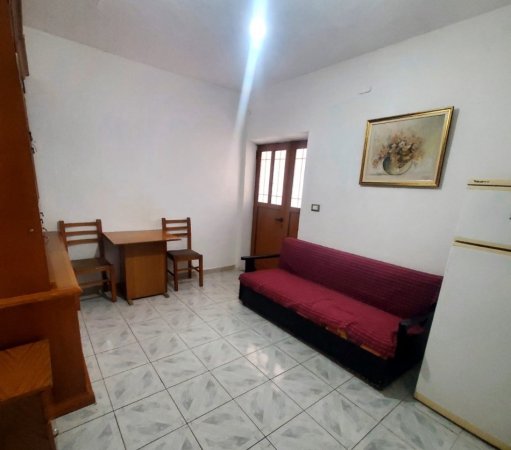 Tirane, jepet me qera shtepi 1+1 Kati 1, 55 m² 300 € (JEPET ME QERA SUPER HYRJE 1+1 PRANË HOTEL MERIDIAN, RRUGA SIRI KODRA)
