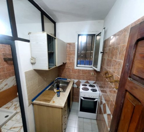 Tirane, jepet me qera shtepi 1+1 Kati 1, 55 m² 300 € (JEPET ME QERA SUPER HYRJE 1+1 PRANË HOTEL MERIDIAN, RRUGA SIRI KODRA)
