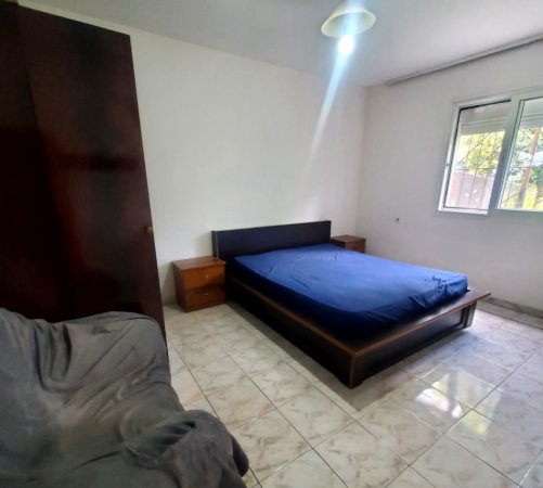 Tirane, jepet me qera shtepi 1+1 Kati 1, 55 m² 300 € (JEPET ME QERA SUPER HYRJE 1+1 PRANË HOTEL MERIDIAN, RRUGA SIRI KODRA)