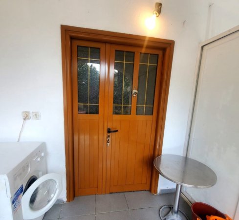 Tirane, jepet me qera shtepi 1+1 Kati 1, 55 m² 300 € (JEPET ME QERA SUPER HYRJE 1+1 PRANË HOTEL MERIDIAN, RRUGA SIRI KODRA)