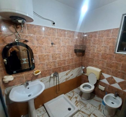 Tirane, jepet me qera shtepi 1+1 Kati 1, 55 m² 300 € (JEPET ME QERA SUPER HYRJE 1+1 PRANË HOTEL MERIDIAN, RRUGA SIRI KODRA)