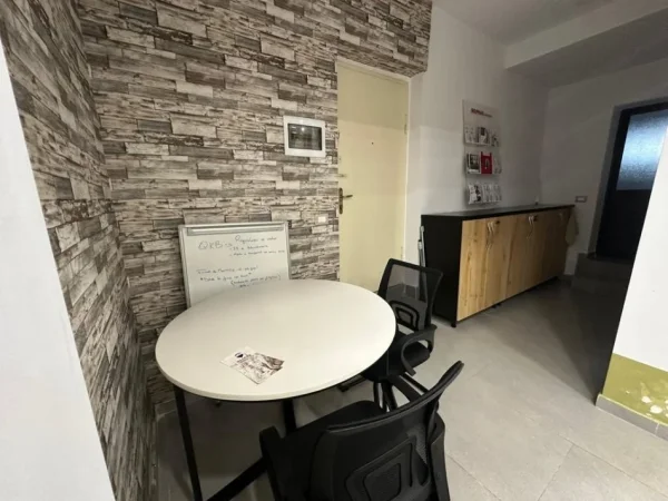 Tirane, jepet me qera ambjent biznesi Kati 0, 60 m² 700 € 
