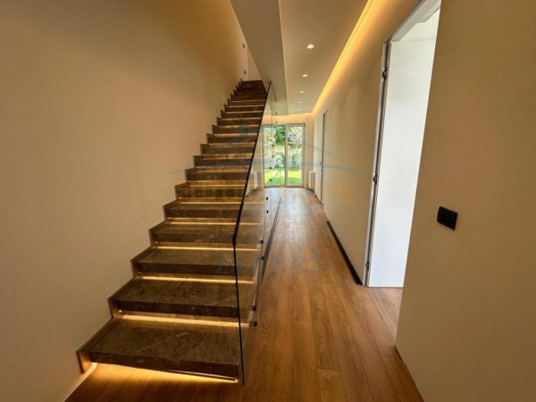 Tirane, jepet me qera Vile 3+1 Kati 1, 380 m² 4.000 € 