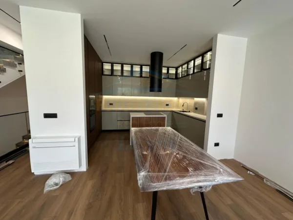 Tirane, jepet me qera Vile 3+1 Kati 1, 380 m² 4.000 € 