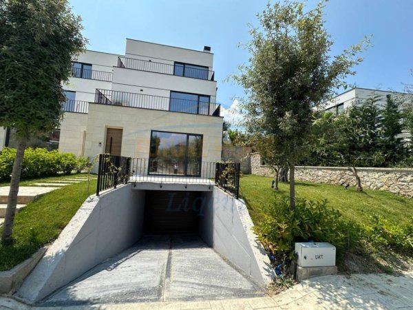 Tirane, jepet me qera Vile 3+1 Kati 1, 380 m² 4.000 € 