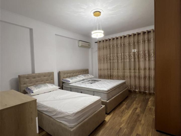 Tirane, jepet me qera apartament 1+1+Ballkon Kati 1, 68 m² 570 € (PRANE RRUGES VLLAZEN HUTA ,PAZARI I RI)