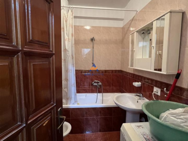 Tirane, jepet me qera apartament 1+1+Ballkon Kati 1, 68 m² 570 € (PRANE RRUGES VLLAZEN HUTA ,PAZARI I RI)