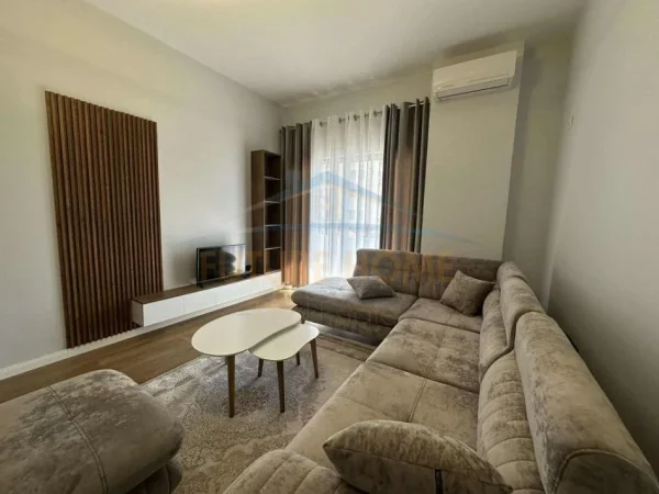 Tirane, jepet me qera apartament 1+1 Kati 1, 83 m² 500 € (Unaza e re)