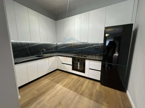 Tirane, jepet me qera apartament 1+1 Kati 1, 83 m² 500 € (Unaza e re)