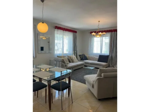 Tirane, jepet me qera 2+1 , 100 m² 800 € (Liqeni i thate)