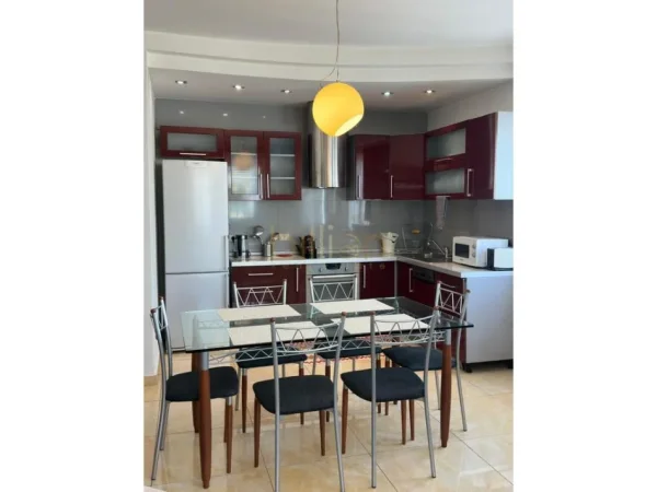 Tirane, jepet me qera 2+1 , 100 m² 800 € (Liqeni i thate)