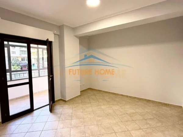 Tirane, shitet apartament 3+1 Kati 1, 145 m² 295.000 € (Komuna e Parisit)