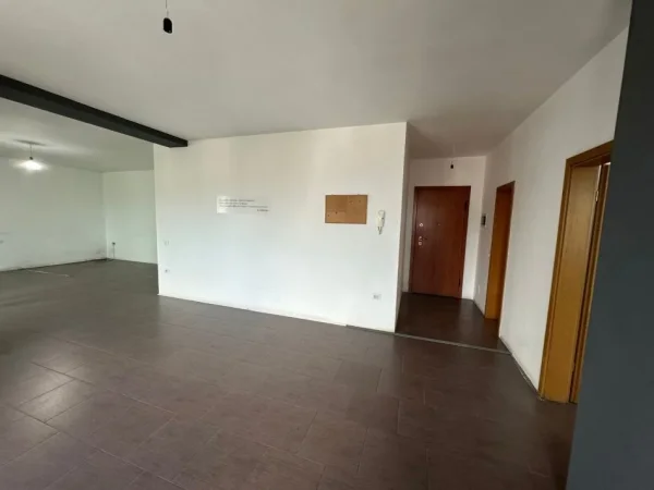 Tirane, jap me qera zyre Kati 5, 116 m² 600 € (Zogu i Zi)