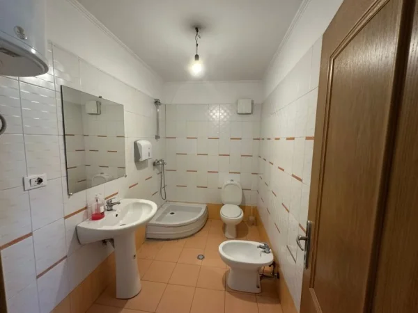 Tirane, jap me qera zyre Kati 5, 116 m² 600 € (Zogu i Zi)