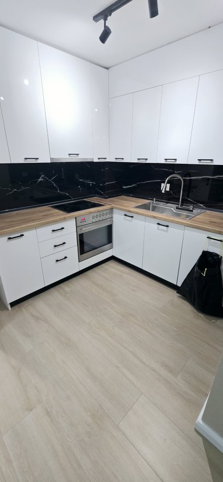 Tirane, jepet me qera apartament 3+1+Ballkon Kati 1, 120 m²  950 € (bulevsrdi zogu i pare)