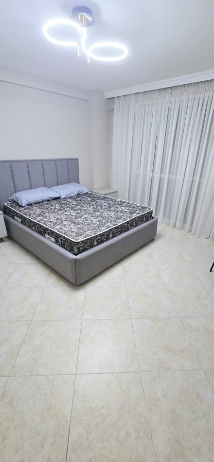 Tirane, jepet me qera apartament 3+1+Ballkon Kati 1, 120 m²  950 € (bulevsrdi zogu i pare)