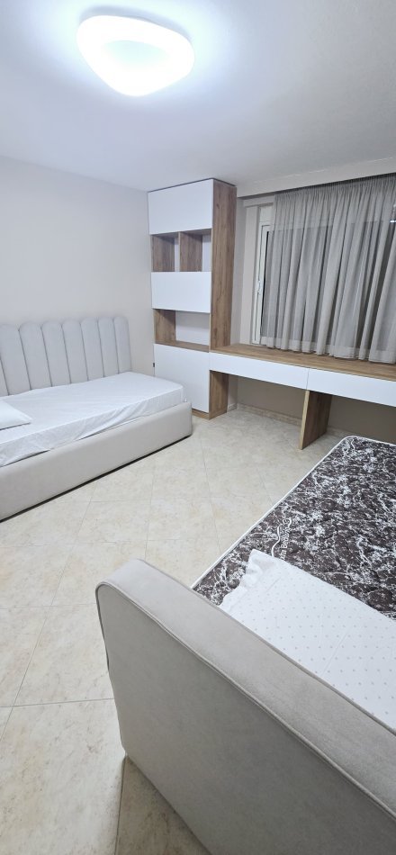 Tirane, jepet me qera apartament 3+1+Ballkon Kati 1, 120 m²  950 € (bulevsrdi zogu i pare)