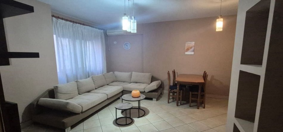 Tirane, jepet me qera apartament 2+1 Kati 5, 95 m² 700 € (sali butka)