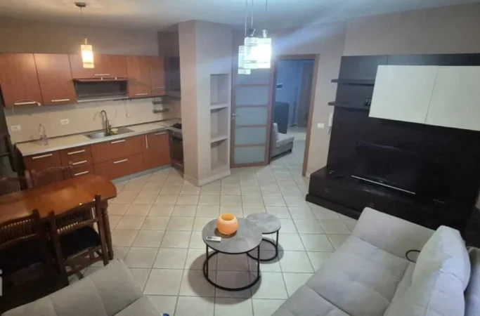 Tirane, jepet me qera apartament 2+1 Kati 5, 95 m² 650 € (sali butka)