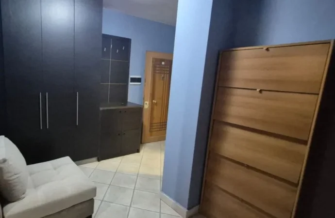 Tirane, jepet me qera apartament 2+1 Kati 5, 95 m² 650 € (sali butka)
