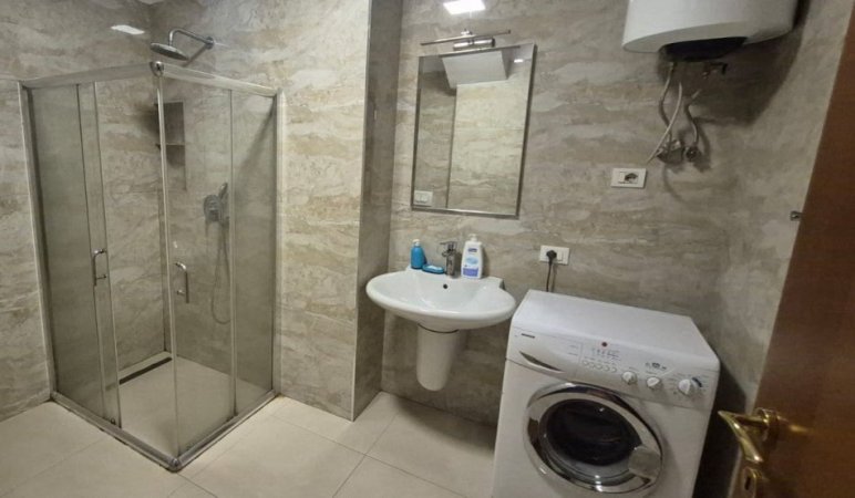 Tirane, jepet me qera apartament 2+1 Kati 5, 95 m² 700 € (sali butka)