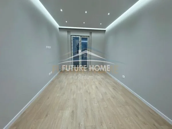 Tirane, jepet me qera apartament 3+1 Kati 3, 152 m² 700 € 