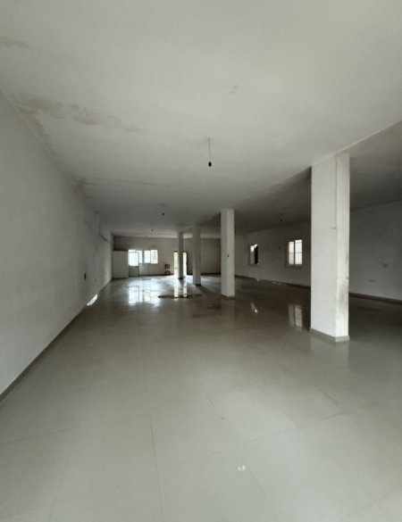 Tirane, jepet me qera magazine Kati 0, 200 m² 1.000 € (bulevardi i ri)