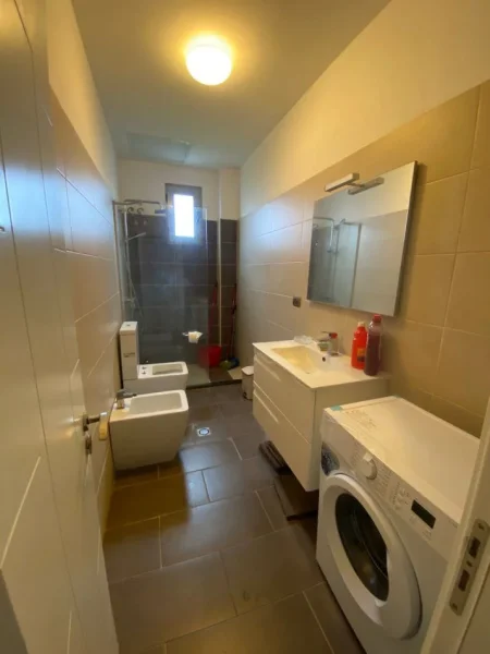Tirane, jepet me qera apartament 1+1+Ballkon Kati 8, 72 m² 500 € (ARTAN LENJA FUSHA E AVIACIONIT)