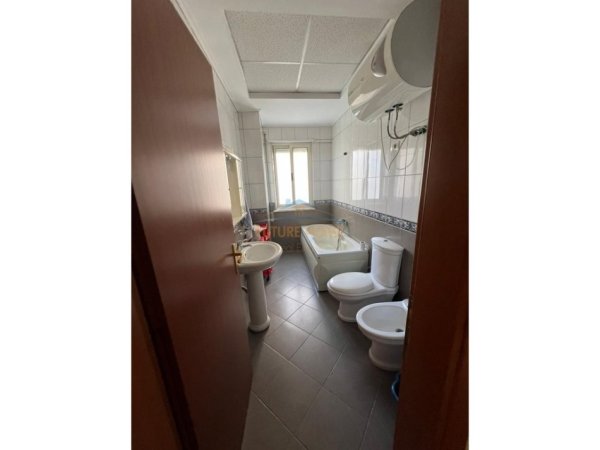 Tirane, jepet me qera apartament 2+1 Kati 2,