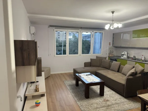 Tirane, jepet me qera apartament 2+1+Ballkon Kati 3, 90 m² 550 € (BRRYLI)