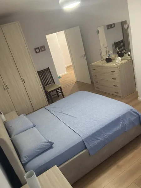 Tirane, jepet me qera apartament 2+1+Ballkon Kati 3, 90 m² 550 € (BRRYLI)