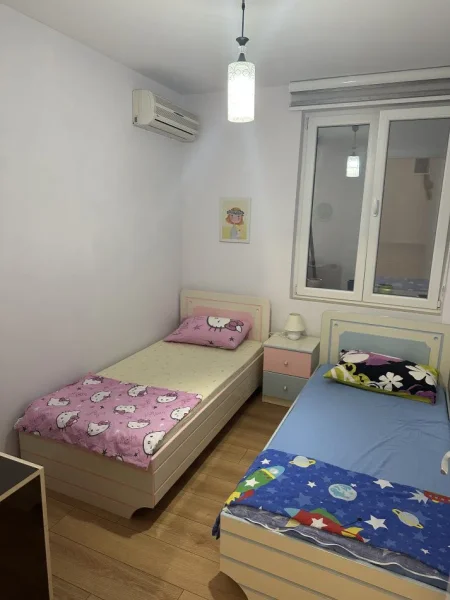 Tirane, jepet me qera apartament 2+1+Ballkon Kati 3, 90 m² 550 € (BRRYLI)