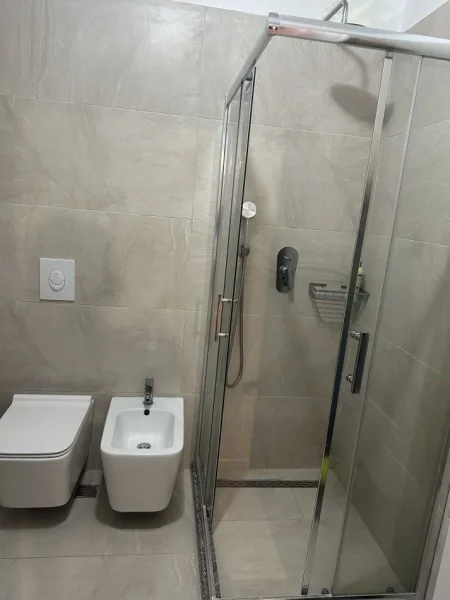 Tirane, jepet me qera apartament 2+1+Ballkon Kati 3, 90 m² 550 € (BRRYLI)