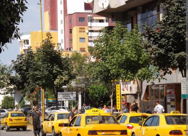 Tirane, ndarje qeraje me vajze apartament 2+1 Kati 3, 153 € (Rruga Karl Gega)