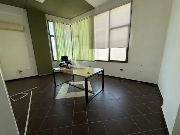 Tirane, jepet me qera zyre Kati 1, 320 m² 2.400 € (KOMUNA E PARISIT)