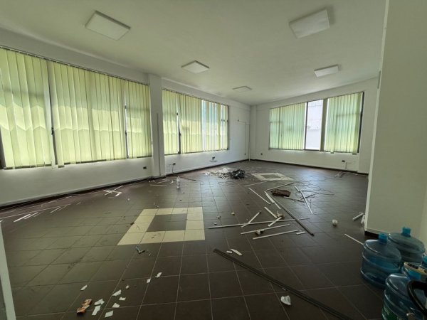 Tirane, jepet me qera zyre Kati 1, 320 m² 2.400 € (KOMUNA E PARISIT)