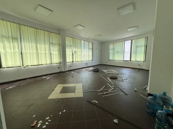 Tirane, jepet me qera zyre Kati 1, 320 m² 2.400 € (KOMUNA E PARISIT)