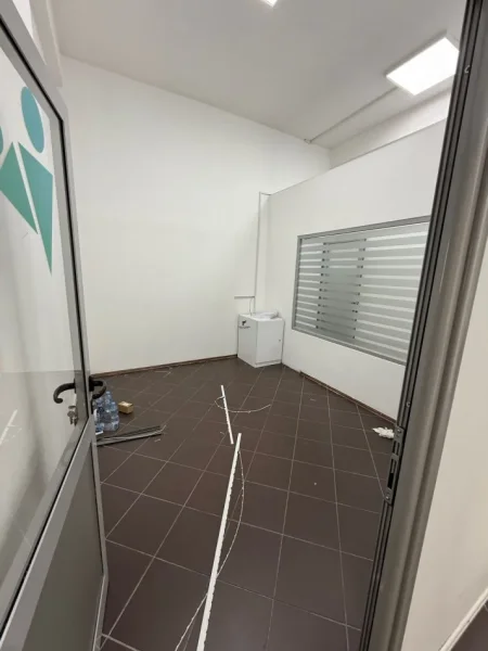 Tirane, jepet me qera zyre Kati 1, 320 m² 2.400 € (KOMUNA E PARISIT)