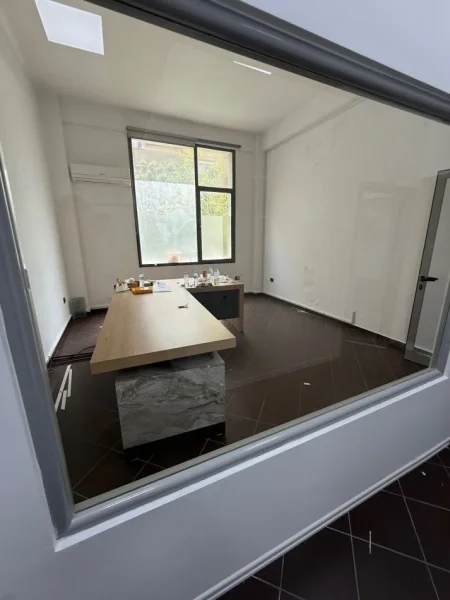Tirane, jepet me qera zyre Kati 1, 320 m² 2.400 € (KOMUNA E PARISIT)